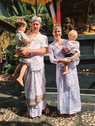 Claudio Fontanive-von Glenck mit seiner Frau Margarete und den zwei Kindern in weißer Zeremonialkleidung auf Bali